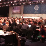 Die Eröffnungssitzung der COP 15 am 7. Dezember 2009. By SustainUS from United States (COP 15 Opening SessionUploaded by Beria) [CC BY 2.0], via Wikimedia Commons