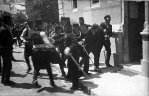 Gavrilo Princip wird nach dem Attentat in Sarajewo von der Polizei verhaftet (1914). See page for author [Public domain or Public domain], via Wikimedia Commons