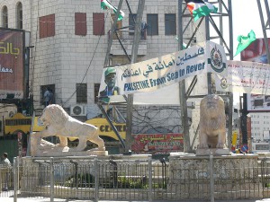 2006: Wahlplakat der Hamas in Ramallah. Auf ihm wird ein „Palästina von der See bis zum Fluss“ gefordert. By Hoheit (Â¿!) [CC BY-SA 2.0 de], via Wikimedia Commons