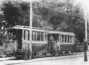 Triebwagen (SB Tw 2) der ersten Generation der Lokalbahn Mödling–Hinterbrühl 1883, See page for author [Public domain], via Wikimedia Commons
