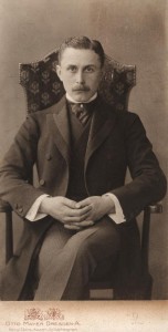 Adolf Loos; Foto von Otto Mayer, um 1904, By Otto Mayer [Public domain], via Wikimedia Commons