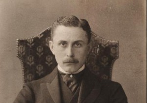 Adolf Loos; Foto von Otto Mayer, um 1904, By Otto Mayer [Public domain], via Wikimedia Commons
