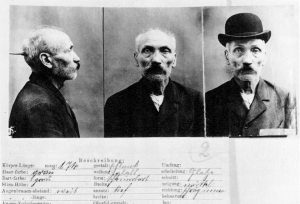 Personenbeschreibung aus der Strafvollzugsakte Wilhelm Friedrich Voigts (Hauptmann von Köpenick) gemeinfreiPD-alt-100 über Wikipedia