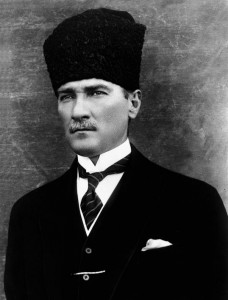 Mustafa Kemal am 29. Oktober 1923, dem Tag der Ausrufung der Republik Türkei, See page for author [Public domain], via Wikimedia Commons