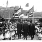 Reichspräsident Hindenburg mit Oberbürgermeister Karl Russell (links) und dem preußischen Ministerpräsidenten Otto Braun (rechts) bei der Befreiungsfeier 1930 am Deutschen Eck in Koblenz. Bundesarchiv, Bild 102-10168 / CC-BY-SA [CC BY-SA 3.0 de], via Wikimedia Commons