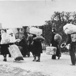 Flüchtlinge 1945, Vertreibung von Deutschen aus den Ostgebieten. Bundesarchiv, Bild 146-1985-021-09 / Unknown / CC-BY-SA 3.0 [CC BY-SA 3.0 de], via Wikimedia Commons
