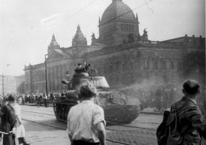 Sowjetischer Panzer in Leipzig am 17. Juni 1953. Bundesarchiv, B 285 Bild-14676 / Unknown / CC-BY-SA 3.0 [CC BY-SA 3.0 de], via Wikimedia Commons