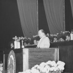 Walter Ulbricht auf der II. Parteikonferenz. Aufnahme vom 9. Juli 1952. Bundesarchiv, Bild 183-15410-038 / Heilig, Walter / CC-BY-SA [CC BY-SA 3.0 de], via Wikimedia Commons