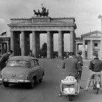 Grenzkontrolle am Brandenburger Tor (Ost-Berliner Seite, August 1961), Bundesarchiv, Bild 183-85417-0003 / Hesse, Rudolf / CC-BY-SA [CC BY-SA 3.0 de], via Wikimedia Commons