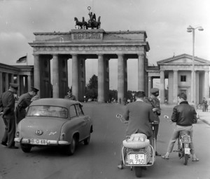 Grenzkontrolle am Brandenburger Tor (Ost-Berliner Seite, August 1961), Bundesarchiv, Bild 183-85417-0003 / Hesse, Rudolf / CC-BY-SA [CC BY-SA 3.0 de], via Wikimedia Commons