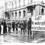 Putschende Soldaten mit Transparent „Halt! Wer weitergeht wird erschossen“ am Wilhelmplatz vor dem abgeriegelten Regierungsviertel. Bundesarchiv, Bild 183-J0305-0600-003 / CC-BY-SA [CC BY-SA 3.0 de], via Wikimedia Commons