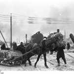 Jüdische Bürger von Orscha, die auf dem Bahnhofsgelände Zwangsarbeit leisten, werden für die Eis- und Schneebeseitigung eingesetzt, Februar 1942