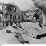 Die Stalingrader Schlacht begann im Juli 1942. In erbitterten, beiderseits verlustreichen Kämpfen wehrte die Rote Armee das weitere Vordringen der faschistischen Truppen ab. Bundesarchiv, Bild 183-P0613-308 / CC-BY-SA [CC BY-SA 3.0 de], via Wikimedia Commons