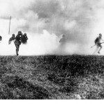Deutsche Infanterie während eines Gasangriffs in Flandern 1916. Bundesarchiv, Bild 183-R05923 / CC-BY-SA [CC BY-SA 3.0 de], via Wikimedia Commons