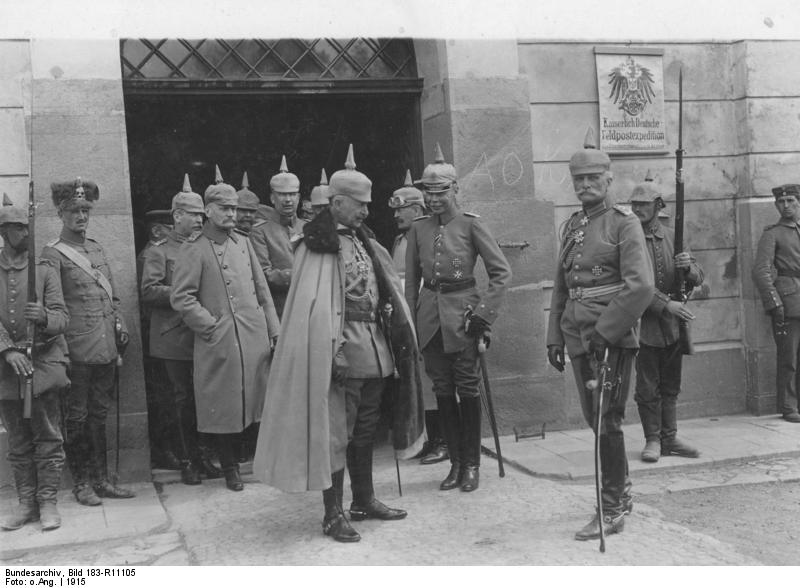 Kaiser Wilhelm II. mit General von Seeckt und Generaloberst von Mackensen im April an der Ostfront. Bundesarchiv, Bild 183-R11105 / CC-BY-SA [CC BY-SA 3.0 de], via Wikimedia Commons