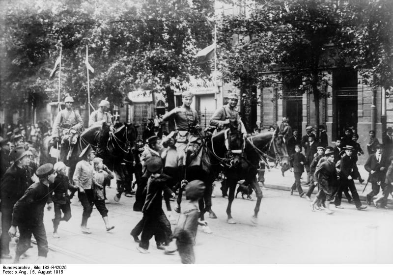 Deutsche Kavallerie in Warschau, Deutsche Truppen besetzen am 5. August 1915 Warschau. Bundesarchiv, Bild 183-R42025 / CC-BY-SA [CC BY-SA 3.0 de], via Wikimedia Commons