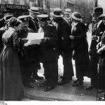 Berliner Bevölkerung mit Extrablatt, August 1914, Bundesarchiv, Bild 183-S32538 / CC-BY-SA [CC BY-SA 3.0 de], via Wikimedia Commons