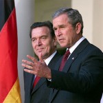 Gerhard Schröder zusammen mit Bush im Weißen Haus (2001), By White House photo by Paul Morse [Public domain], via Wikimedia Commons
