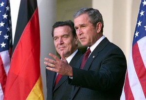 Gerhard Schröder zusammen mit Bush im Weißen Haus (2001), By White House photo by Paul Morse [Public domain], via Wikimedia Commons