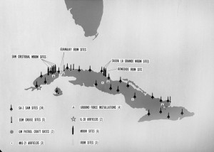 Raketen- und Luftwaffenstützpunkte in Kuba im Oktober 1962 (US-Grafik), By United States Department of Defense graphic in the John F. Kennedy Presidential Library and Museum, Boston. (http://www.jfklibrary.org) [Public domain], via Wikimedia Commons