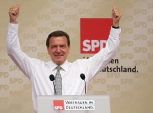 Gerhard Schröder bei einer Wahlkampfrede zur Bundestagswahl 2005, By André Zahn [CC BY-SA 2.0 de], via Wikimedia Commons