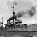 HMS Dreadnought (Britisches Schlachtschiff, 1906). Als 1906 die britische "HMS Dreadnought" vom Stapel lief, gab es auf den Weltmeeren kein stärkeres Kriegsschiff, es war der Start für das erste große Wettrüsten der Weltgeschichte. By not stated (US Navy Historical Center Photo # NH 63367) [Public domain], via Wikimedia Commons