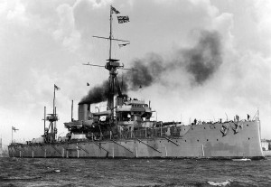 HMS Dreadnought (Britisches Schlachtschiff, 1906). Als 1906 die britische "HMS Dreadnought" vom Stapel lief, gab es auf den Weltmeeren kein stärkeres Kriegsschiff, es war der Start für das erste große Wettrüsten der Weltgeschichte. By not stated (US Navy Historical Center Photo # NH 63367) [Public domain], via Wikimedia Commons