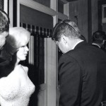 Monroe mit Robert und John F. Kennedy nach Kennedys Geburtstagsgala (1962), By Cecil W. Stoughton, official White House photographer [Public domain], via Wikimedia Commons