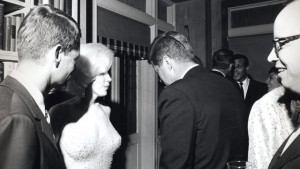 Monroe mit Robert und John F. Kennedy nach Kennedys Geburtstagsgala (1962), By Cecil W. Stoughton, official White House photographer [Public domain], via Wikimedia Commons