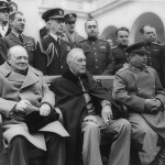 Stalin mit Roosevelt und Churchill (vorne sitzend, von rechts), während der Konferenz von Jalta 1945. By U. S. Signal Corps [Public domain], via Wikimedia Commons