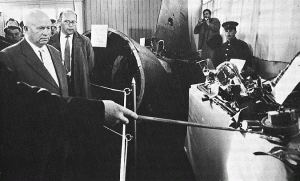 Chruschtschow besichtigt das Wrack von Powers' U-2. By CIA [Public domain], via Wikimedia Commons