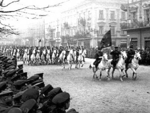Sowjetische Besetzung Ostpolens, Parade der Roten Armee in Lemberg (Lwow) 1939, See page for author [Public domain or Public domain], via Wikimedia Commons