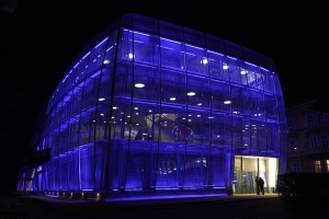 Das Foto zeigt das am 1. März 2009 eröffnete Haus für Musik und Musiktheater (MUMUTH) der Kunstuniversität Graz in Veranstaltungsbeleuchtung. By KUG/Alexander Wenzel (Kunstuniversität Graz) [CC BY-SA 3.0], via Wikimedia Commons