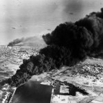 Brennende Öltanks in Port Said nach dem englisch-französischen Angriff, 5. November 1956. By Fleet Air Arm official photographer [Public domain], via Wikimedia Commons