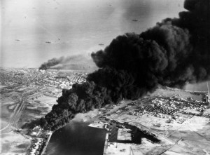 Brennende Öltanks in Port Said nach dem englisch-französischen Angriff, 5. November 1956. By Fleet Air Arm official photographer [Public domain], via Wikimedia Commons