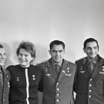 Die ersten sowjetischen Kosmonauten (v. l. n. r.): Pawel Popowitsch (Kosmonaut Nr. 4), Juri Gagarin (Nr. 1), Walentina Tereschkowa (Nr. 6), Andrijan Nikolajew (Nr. 3), Waleri Bykowski (Nr. 5), German Titow (Nr. 2)[10], RIA Novosti archive, image #615890 / Valeriy Shustov / CC-BY-SA 3.0 [CC BY-SA 3.0], via Wikimedia Commons