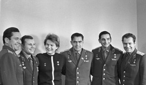 Die ersten sowjetischen Kosmonauten (v. l. n. r.): Pawel Popowitsch (Kosmonaut Nr. 4), Juri Gagarin (Nr. 1), Walentina Tereschkowa (Nr. 6), Andrijan Nikolajew (Nr. 3), Waleri Bykowski (Nr. 5), German Titow (Nr. 2)[10], RIA Novosti archive, image #615890 / Valeriy Shustov / CC-BY-SA 3.0 [CC BY-SA 3.0], via Wikimedia Commons