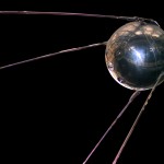 Modell des Sputnik 1. By NSSDC, NASA[1] [Public domain], via Wikimedia Commons