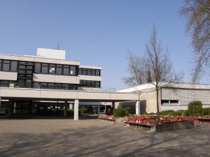 Der Schulhof wird von drei Schulen benutzt, das Gebäude im Hintergrund ist Teil des Lessing-Gymnasium sowie die Robert-Boehringer-Hauptschule, By Ra Boe (Own work) [CC BY-SA 3.0], via Wikimedia Commons,
Lizenzvertrag Creative Commons