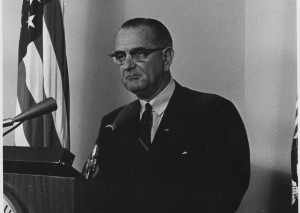 US-Präsident Johnson bei der Bekanntgabe der Bombardierung Nordvietnams am 4. August 1964. Cecil W. Stoughton [Public domain], via Wikimedia Commons