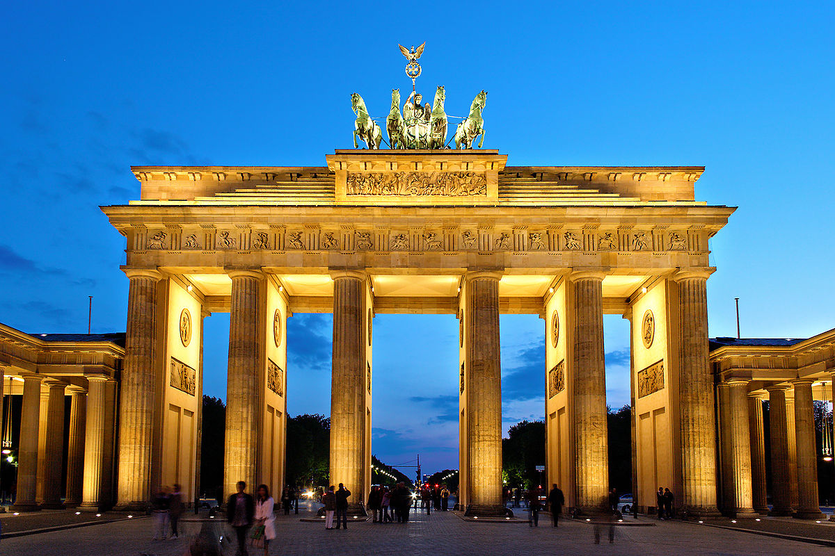 Das Brandenburger Tor mit Quadriga in Berlin, Wahrzeichen des wiedervereinigten Deutschlands. By Thomas Wolf, www.foto-tw.de (Own work) [CC BY-SA 3.0], via Wikimedia Commons