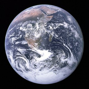 Das historische Blue Marble Foto von 1972, das half, Umweltschutz der breiteren Öffentlichkeit näher zu bringen. By NASA/Apollo 17 crew; taken by either Harrison Schmitt or Ron Evans [Public domain], via Wikimedia Commons