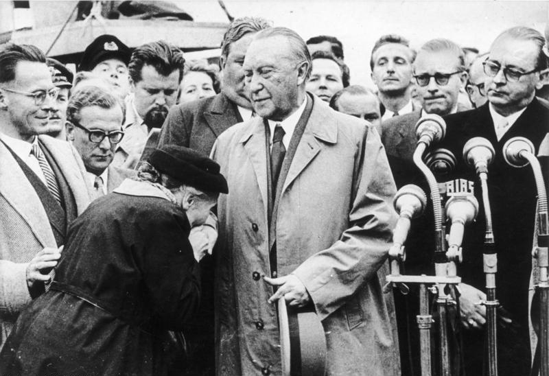 Mutter eines Kriegsgefangenen bedankt sich bei Konrad Adenauer nach dessen Rückkehr aus Moskau, 14. September 1955. Bundesarchiv, B 145 Bild-107546 / CC-BY-SA 3.0 [CC BY-SA 3.0 de], via Wikimedia Commons