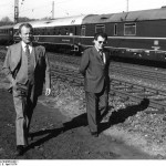 Guillaume mit Willy Brandt auf einer Wahlkampfreise in Niedersachsen 1974. Bundesarchiv, B 145 Bild-F042453-0011 / Wegmann, Ludwig / CC-BY-SA [CC BY-SA 3.0 de], via Wikimedia Commons