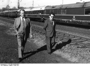 Guillaume mit Willy Brandt auf einer Wahlkampfreise in Niedersachsen 1974. Bundesarchiv, B 145 Bild-F042453-0011 / Wegmann, Ludwig / CC-BY-SA [CC BY-SA 3.0 de], via Wikimedia Commons