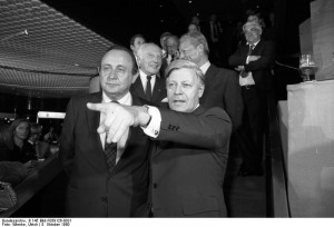 Bundeskanzler Schmidt, Vize-Kanzler Genscher, Walter Scheel und Willy Brandt auf der Wahlparty im Bundeskanzleramt. Bundesarchiv, B 145 Bild-F059126-0031 / Wienke, Ulrich / CC-BY-SA [CC BY-SA 3.0 de], via Wikimedia Commons