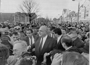 Bundeskanzler Helmut Kohl, Kandidat von CDU/CSU, im Wahlkampf in Erfurt. Bundesarchiv, Bild 183-1990-0220-032 / CC-BY-SA 3.0 [CC BY-SA 3.0 de], via Wikimedia Commons