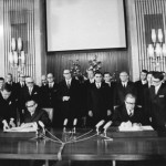 Transitabkommen 1971, unterzeichnet von Egon Bahr (links) und Michael Kohl (rechts) Foto: Hubert Link. Bundesarchiv, Bild 183-K1211-0014 / Link, Hubert / CC-BY-SA [CC BY-SA 3.0 de], via Wikimedia Commons