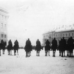 Unruhen in St. Petersburg, Januar 1905. Der Urizky-Platz vor dem Winterpalast wird durch Militär abgesperrt. Bundesarchiv, Bild 183-S01260 / CC-BY-SA 3.0 [CC BY-SA 3.0 de], via Wikimedia Commons