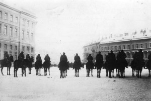 Unruhen in St. Petersburg, Januar 1905. Der Urizky-Platz vor dem Winterpalast wird durch Militär abgesperrt. Bundesarchiv, Bild 183-S01260 / CC-BY-SA 3.0 [CC BY-SA 3.0 de], via Wikimedia Commons